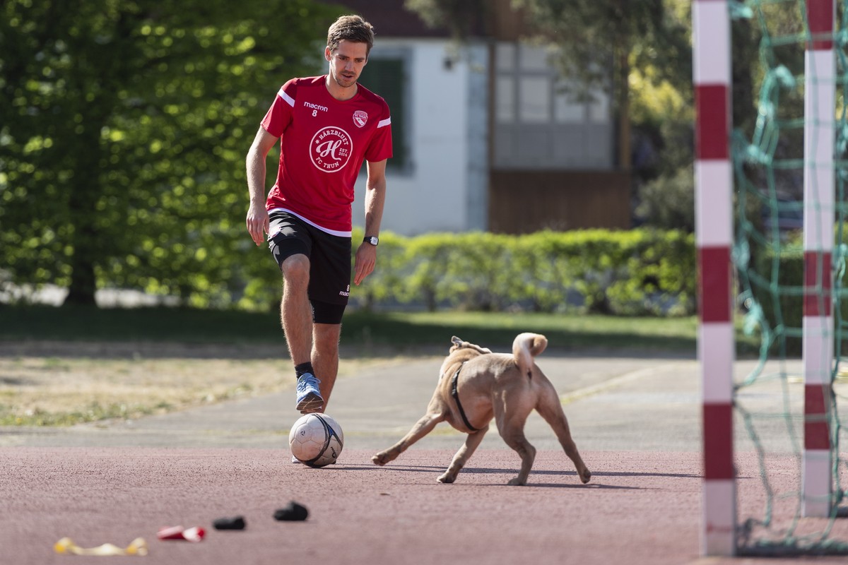 epa08379070 Gregory Greg Karlen, a professional footballer from the Swiss soccer team FC Thun, completes the course his fitness trainer has given him together with his dog, on Thursday, 23 April 2020, ...