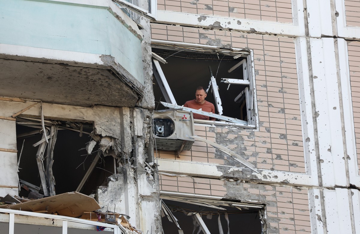epa12966850 A man inspects a damaged apartment building following a drone attack outside Moscow, Russia, 17 May 2026. According to Russian authorities, at least three people were killed in overnight d ...