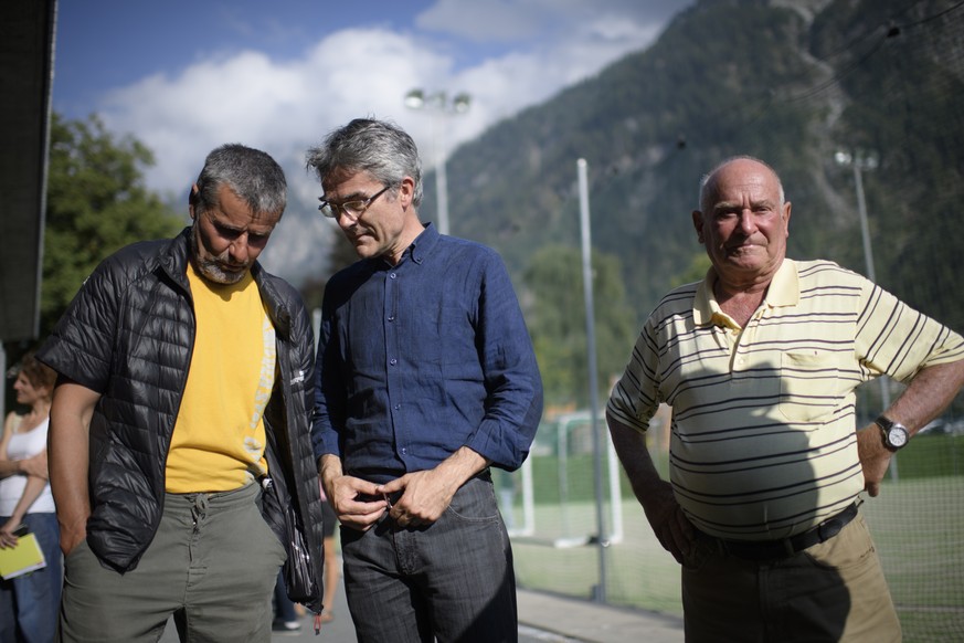 Bewohner im Gespraech mit Regierungsrat Mario Cavigelli, zweiter von links, vor der Information fuer die Bevoelkerung von Bondo, am Dienstag, 29. August 2017, in Vicosoprano. Das Dorf Bondo war vergan ...