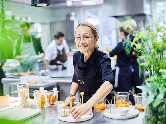 Höchstes Lob bekommt Tanja Grandits mit ihrem Basler Restaurant &quot;Stucki&quot; vom Gastroführer GaultMillau - neben ihrer spannenden Küche auch als motivierende Chefin. 2020 erhält sie den 19. Pun ...