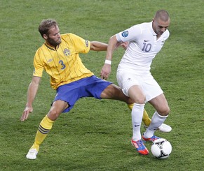 Olof Mellberg im Kampf mit Karim Benzema bei der EM 2012.