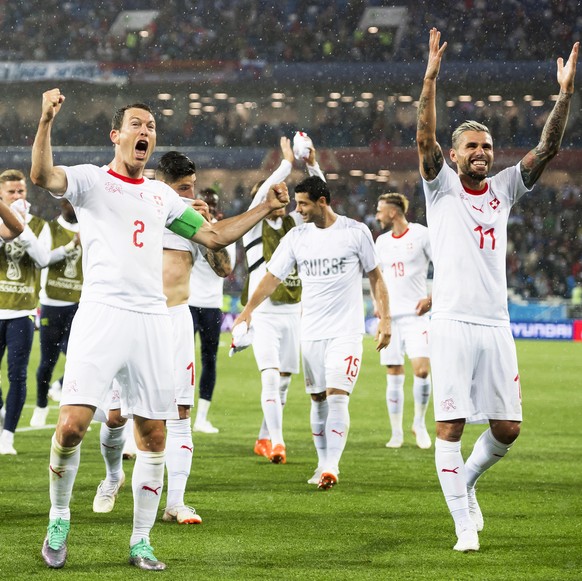 epa06832004 Swiss players Stephan Lichtsteiner (C) and Valon Behrami (R) celebrate after the FIFA World Cup 2018 group E preliminary round soccer match between Switzerland and Serbia in Kaliningrad, R ...