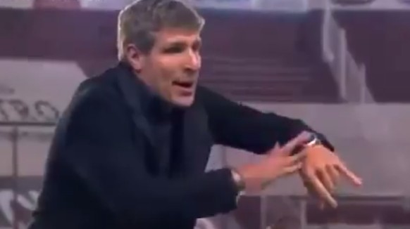 Trainer Palermo mit dem international gültigen Zeichen für «Schiri, pfeif endlich ab!»