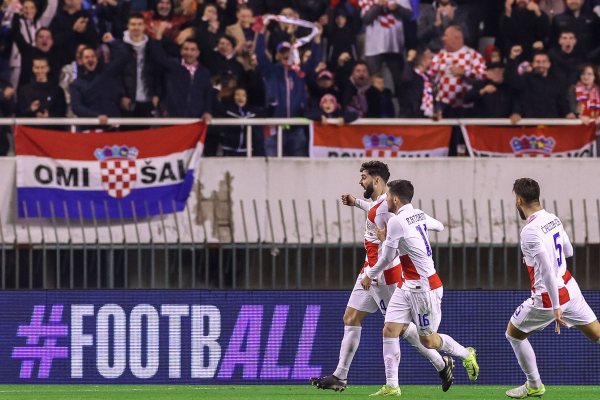 epa11728185 Croatia player Josco Guardiol (L) celebrates after scoring a goal against Portugal during the UEFA Nations League soccer match held at Polyud Stadium, in Split, Croatia, 18 November 2024.  ...