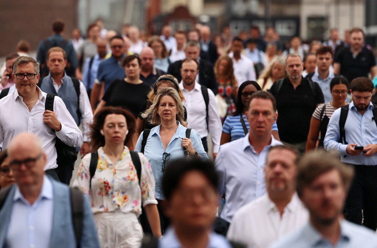 KEYPIX - epa13176939 People cross London Bridge in London, Britain, 18 August 2026. UK job vacancies have fallen to a five-year low, as employers and small businesses continue to face a rise in employ ...