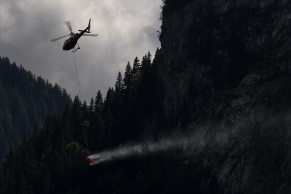 KEYPIX - Un helicoptere de l'entreprise Swiss Helicopter vol avec un seau d'eau pour ravitailler en eau un alpage ce jeudi 6 aout 2026 sur la commune de Schwarzee dans le canton de Fribourg. ...