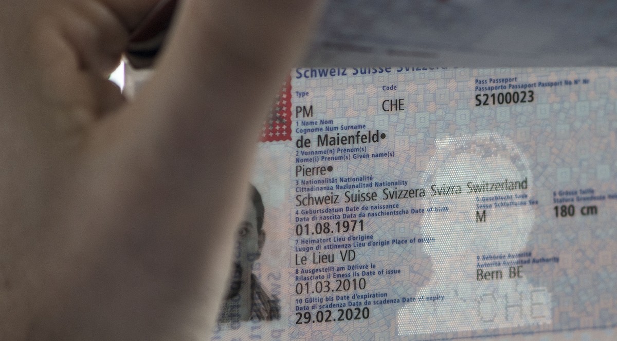ARCHIV -- ZUM 10. JAHRESTAG DER ABSTIMMUNG ZUM BIOMETRISCHEN PASS AM DONNERSTAG, 16. MAI 2019, STELLEN WIR IHNEN FOLGENDES BILDMATERIAL ZUR VERFUEGUNG -- Ein Muster des biometrischen Schweizer Pass, a ...
