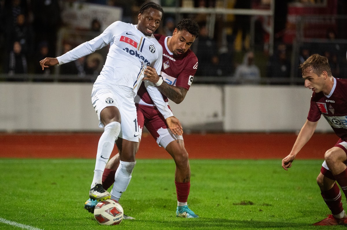 From left, Zurich's player Jonathan Okita, Bellinzona's player Mehmet Manis and Bellinzona's player Tommaso Centinaro ,during the Swiss Cup soccer 1/8 match, AC Bellinzona against FC Zu ...