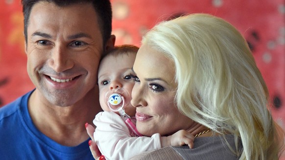 epa05211398 German singer Lucas Cordalis and TV host Daniela Katzenberger pose with their daughter Sophia during a photo call for the reality show &#039;Daniela Katzenberger - Mit Lucas im Hochzeitsfi ...