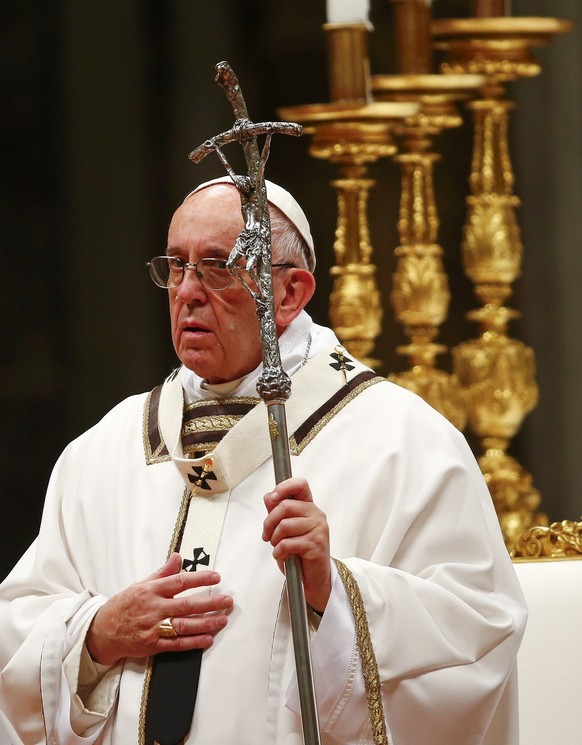 Pope Francis leads the Christmas night Mass in Saint Peter&#039;s Basilica at the Vatican December 24, 2016. REUTERS/Tony Gentile