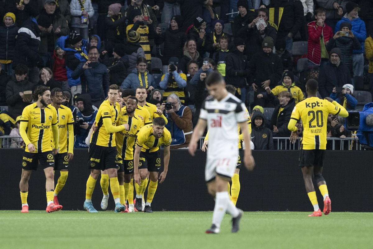 YBs Spieler feiern den Treffer zum 1-0 im Fussball Meisterschaftsspiel der Swiss Super League zwischen BSC Young Boys, YB, und FC Lugano, LUG, vom Sonntag, 10. November 2024 in Stadion Wankdorf in Ber ...