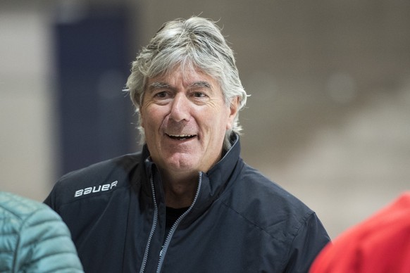 Der Head Coach der Chinesischen Auswahl von der Swiss Ice Hockey Federation, Koebi Koelliker, waehrend eines Trainings mit dem Chinesischen Eishockey Team des Projekt China - Eishockey-Knowhow und Kul ...