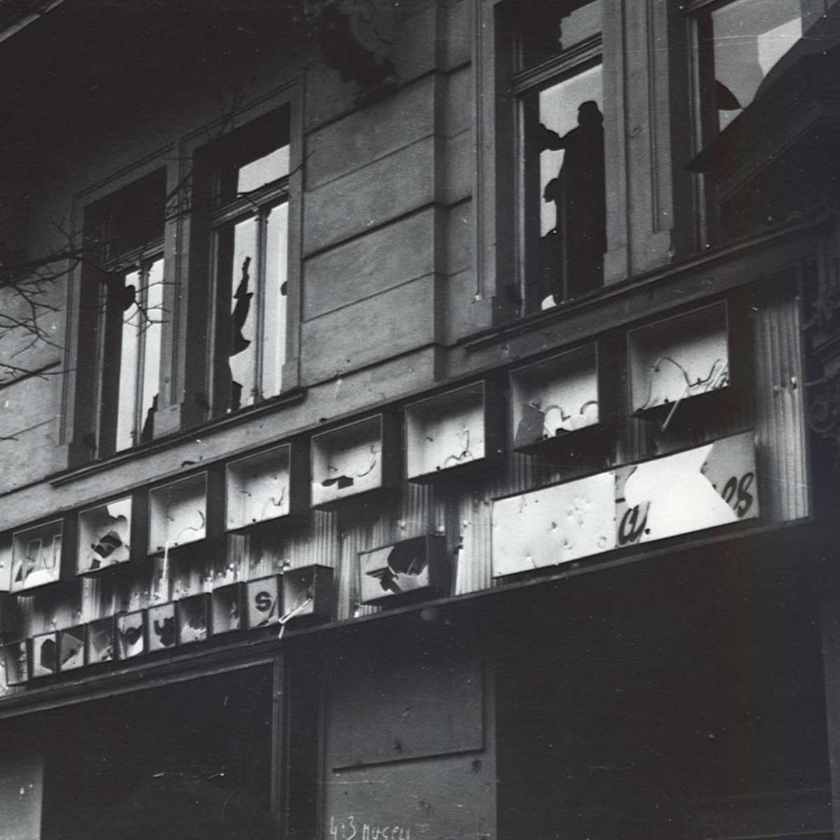 Bildnummer: 07165059 Datum: 28.03.1969 Copyright: imago/CTK Photo
Damaged office of the Soviet Aeroflot airlines at Wenceslas Square in Prague after crowds of celebrated 4-3 victory of Czechoslovakia ...