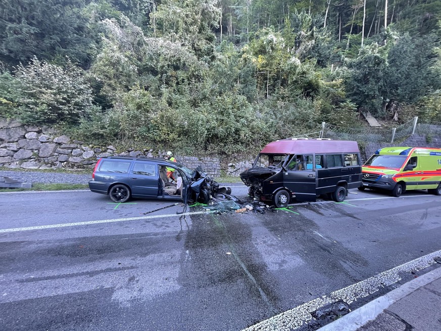 Ein Personenwagen geriet aus noch nicht geklärten Gründen in einer Kurve auf die rechte Fahrbahn und kollidierte mit einem Wohnmobil.