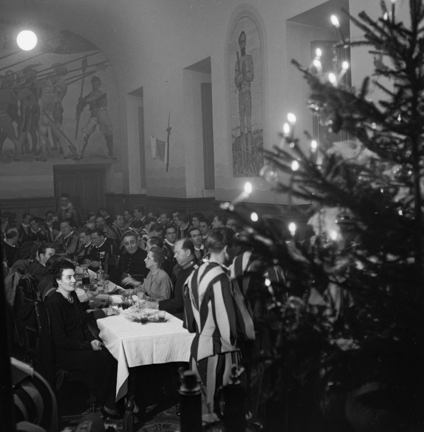 Die etwas andere Weihnachten - die Schweizergarde des Vatikans feiert am in Rom ihr Weihnachtsfest, aufgenommen am 24. Dezember 1949. (KEYSTONE/PHOTOPRESS-ARCHIV/Str)