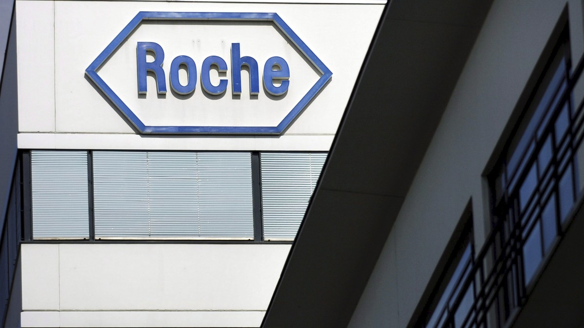 epa08562575 (FILE) - A file picture dated 12 August 2005 shows the logo of Swiss pharmaceutical company Roche at the headquarters in Basle, Switzerland (reissued 23 July 2020). Roche on 23 July 2020 r ...