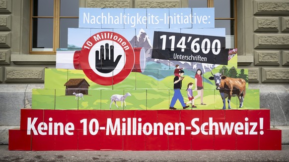 Die Schachteln mit den gesammelten Unterschriften, fotografiert vor der Bundeskanzlei, anlaesslich der Einreichung der Unterschriften fuer die eidgenoessische Volksinitiative &quot;Keine 10-Millionen- ...