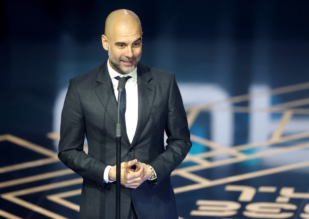 epa11079982 Manchester City manager Pep Guardiola makes a speech after winning The Best FIFA Men's Coach award at The Best FIFA Football Awards 2023 in London, Britain, 15 January 2024. EPA/NEIL  ...
