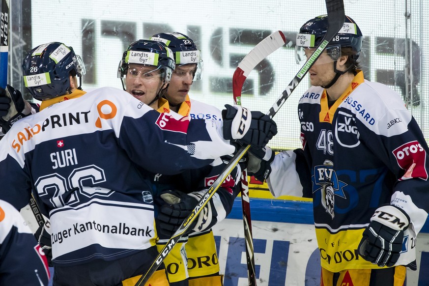 Zugs David McIntyre, 2.v.l., laesst sich feiern nach dem 1:0 waehrend dem Eishockey-Meisterschaftsspiel der National League zwischen dem EV Zug und dem HC Lugano am Dienstag, den 9. Januar 2018, in de ...