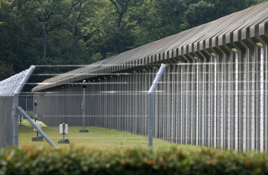 Aussicht aus dem Haus Laegern, wo Verwahrte untergebracht sind in der Strafanstalt Poeschwies in Regensdorf am Freitag, 28. Juli 2006. Im letzten Jahr verzeichnete das Amt fuer Justizvollzug in vielen ...