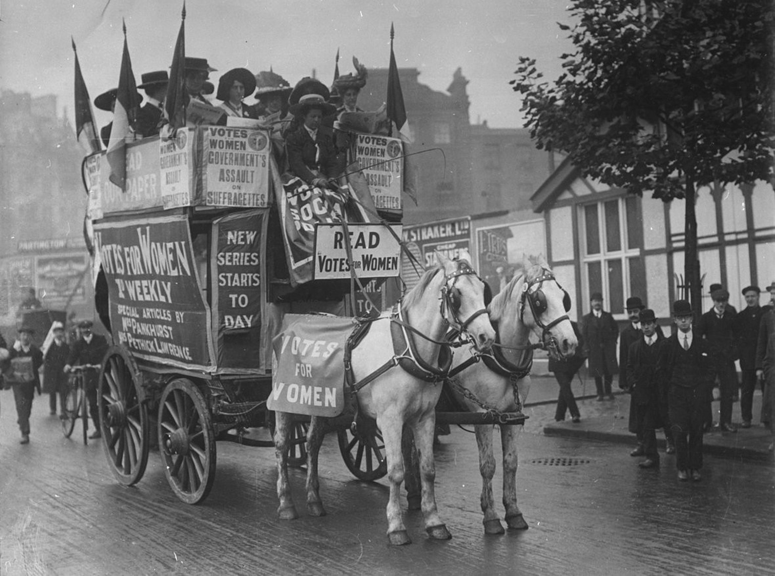 Demonstration von Suffragetten um 1905.