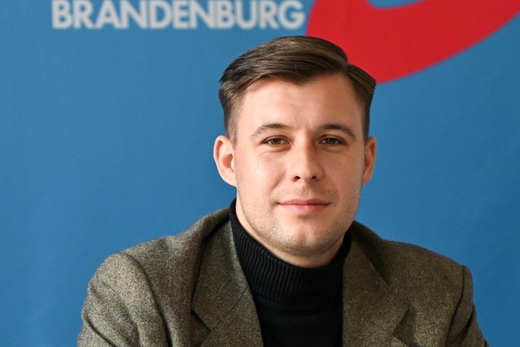 PRODUKTION - 20.10.2025, Brandenburg, Potsdam: Jean-Pascal Hohm (AfD), Landtagsabgeordneter Brandenburg und Anw�rter auf den Vorsitz der neuen AfD-Jugend, im dpa-Interview. (zu dpa: �Designierter Chef ...