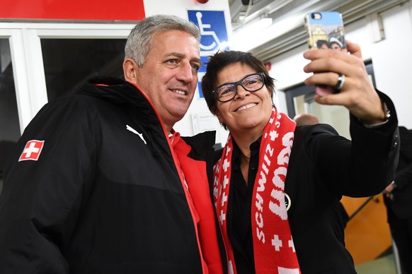 HC Lugano President Vicky Mantegazza, right, takes a selfie with Switzerland&#039;s national soccer team trainer Vladimir Petkovic, left, before the preliminary round game of National League A (NLA) S ...