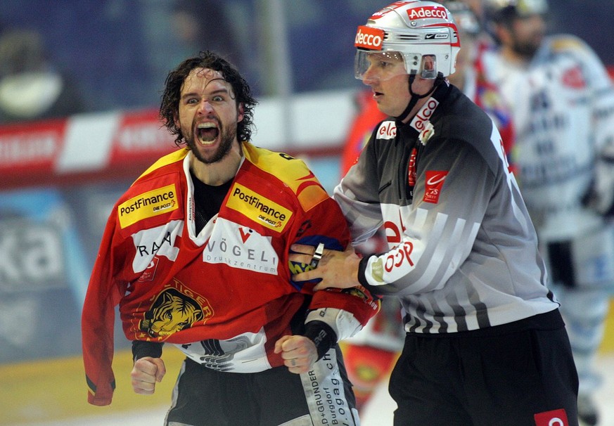 Josh Holden, links, von den SCL Tigers muss von Peter Kueng, Linesman, nach einer Schlaegerei beruhigt werden, beim Eishockey Playout Spiel der National League A zwischen den SCL Tigers und dem HC Amb ...