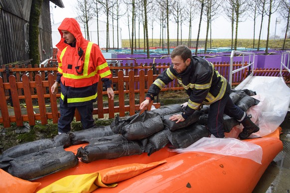 Les pompier de la ville de Nyon s&#039;affairent a consolider un barrage afin que la riviere de l&#039;Asse qui a deja deborde ne provoque a nouveau des degats sur des habitations et des hangars, ce j ...