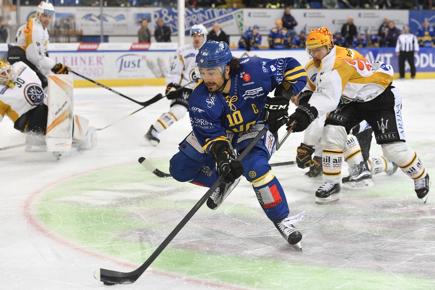 Der Davoser Andres Ambuehl, links, verfolgt vom Luganesi Linus Klasen, beim Eishockey-Qualifikationsspiel der National League A zwischen dem HC Davos und dem HC Lugano, am Dienstag, 28. November 2017, ...