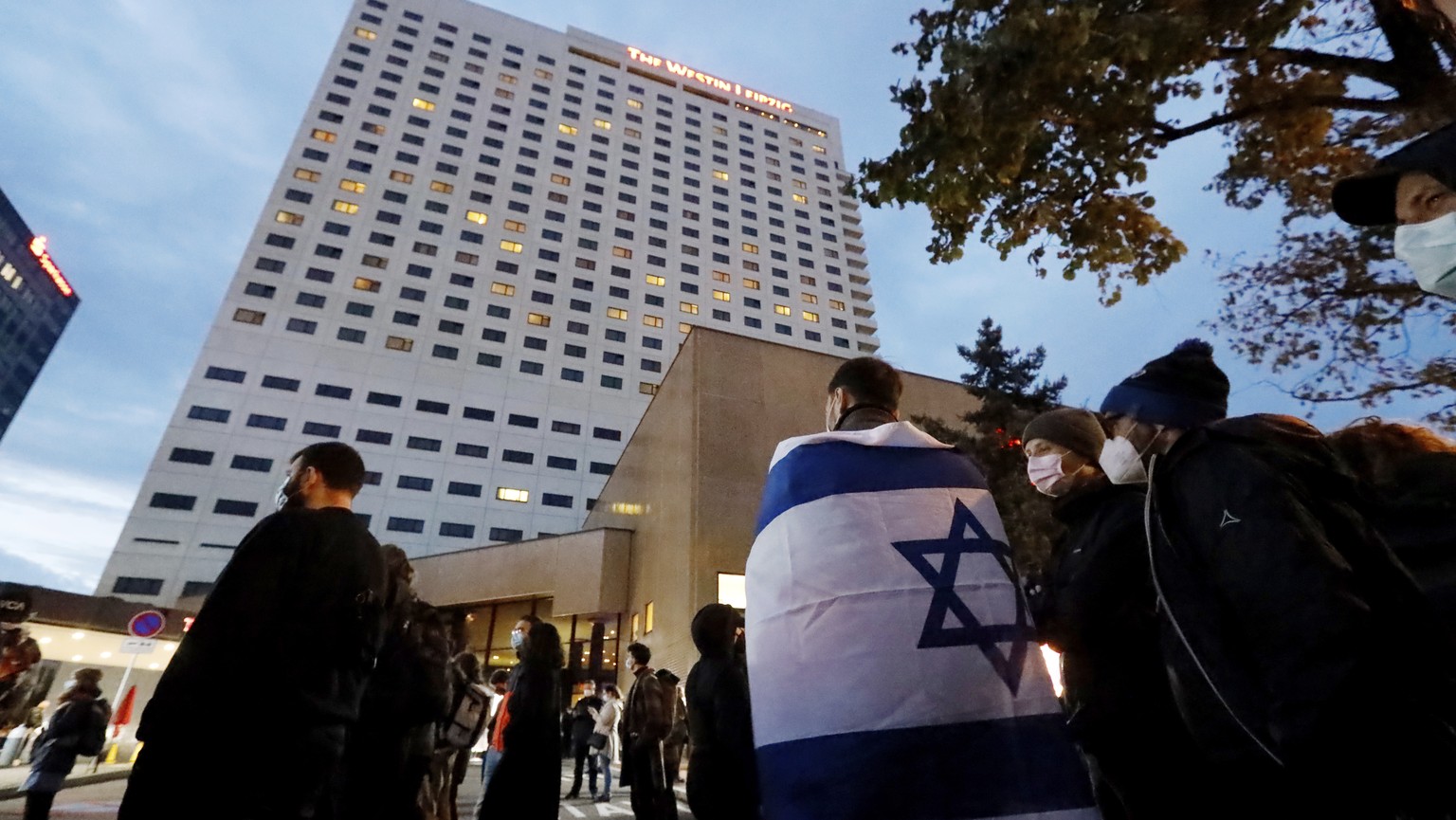 People gather in front of the &quot;Westin Hotel&quot; in Leipzig, Germany, Tuesday, Oct. 5, 2021 to show solidarity with the musician Gil Ofarim. A leading Jewish group in Germany says it&#039;s shoc ...