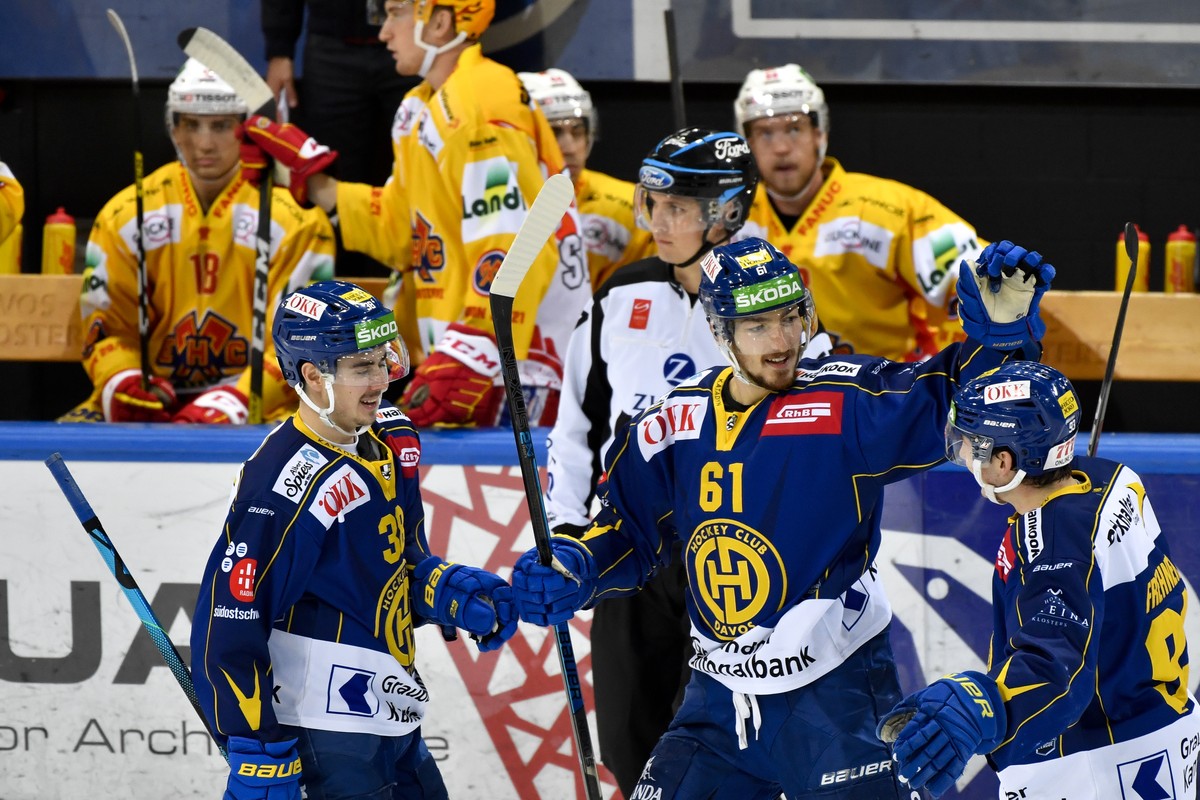 Jubel bei den Davosern vor der Bieler Bank mit Oliver Heinen, Fabrice Herzog (Torschuetze) und Yannick Frehner, von links, im Eishockey-Qualifikationsspiel der National League zwischen dem HC Davos un ...