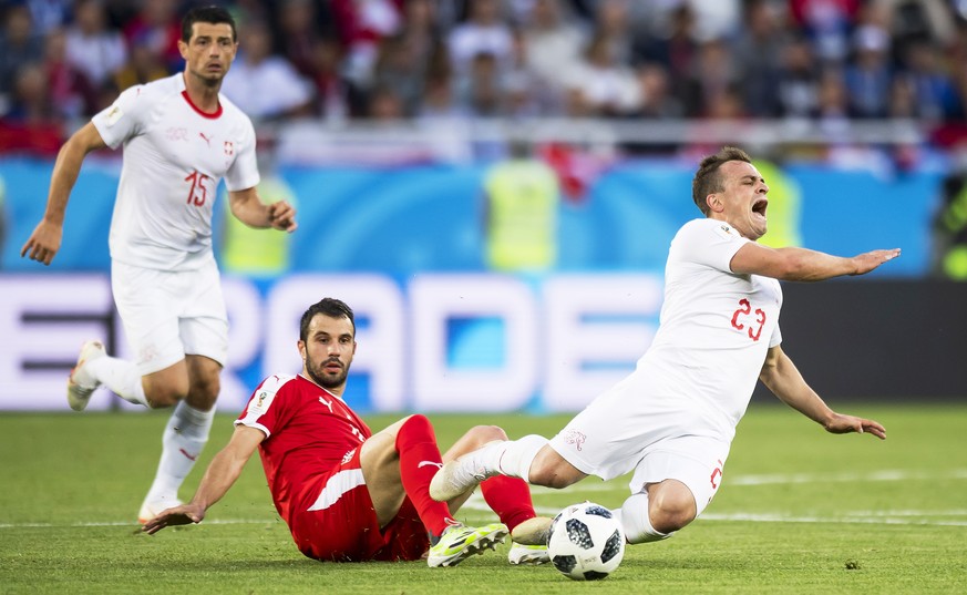 epa06831814 Serbia&#039;s midfielder Luka Milivojevic (C) in action against Swiss players Xherdan Shaqiri (R) and Blerim Dzemaili (L) during the FIFA World Cup 2018 group E preliminary round soccer ma ...