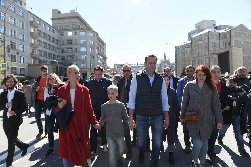 May 14, 2017. - Russia, Moscow. - Rally against demolition of Khrushchev-era five-story buildings on Academician Sakharov Prospekt. In picture: Aleksey Navalny with his wife and son AntonxBelitsky PUB ...