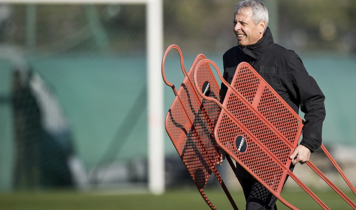OGC Nice's Swiss head coach Lucien Favre leads a training session, in Nice, France, on Tuesday, December 6, 2016. (KEYSTONE/Jean-Christophe Bott)
