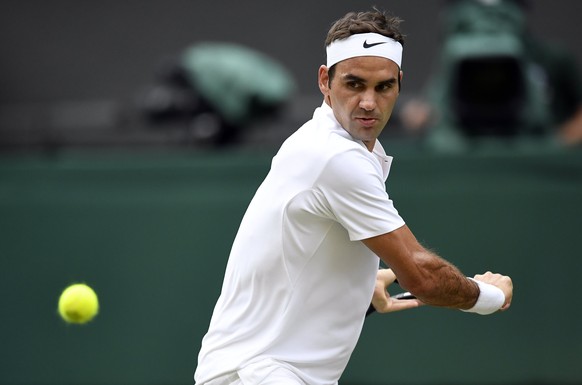 epa06070866 Roger Federer of Switzerland returns to Dusan Lajovic of Serbia in their second round match during the Wimbledon Championships at the All England Lawn Tennis Club, in London, Britain, 06 J ...
