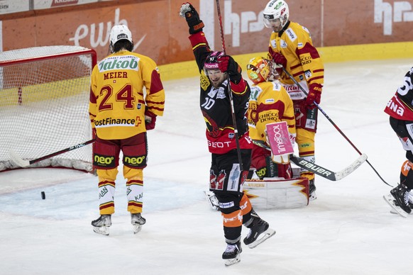 Berns Tristan Scherwey bejubelt einen Treffer im Eishockey Spiel der National League zwischen dem SC Bern und den SCL Tigers, am Dienstag, 2. Januar 2024, in der PostFinance Arena in Bern. (KEYSTONE/P ...