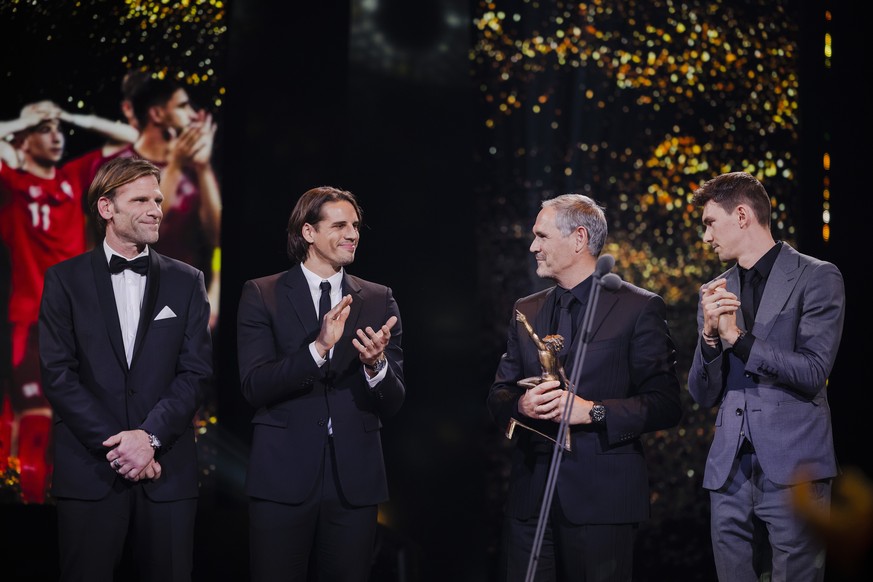 Die Schweizer Fussball Nationalmannschaft mit Patrick Foletti, Yann Sommer, Pierluigi Tami und Christian Fassnacht, links nach rechts, erhalten den Preis des Team des Jahres an der Verleihung der Spor ...