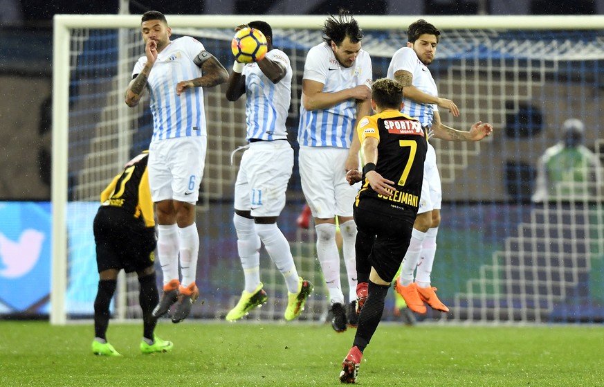 Der Berner Miralem Sulejmani Bein einem Freistoss beim Fussballspiel der Super League FC Zuerich gegen den BSC Young Boys im Stadion Letzigrund in Zuerich am Samstag, 17. Maerz 2018. (KEYSTONE/Walter  ...