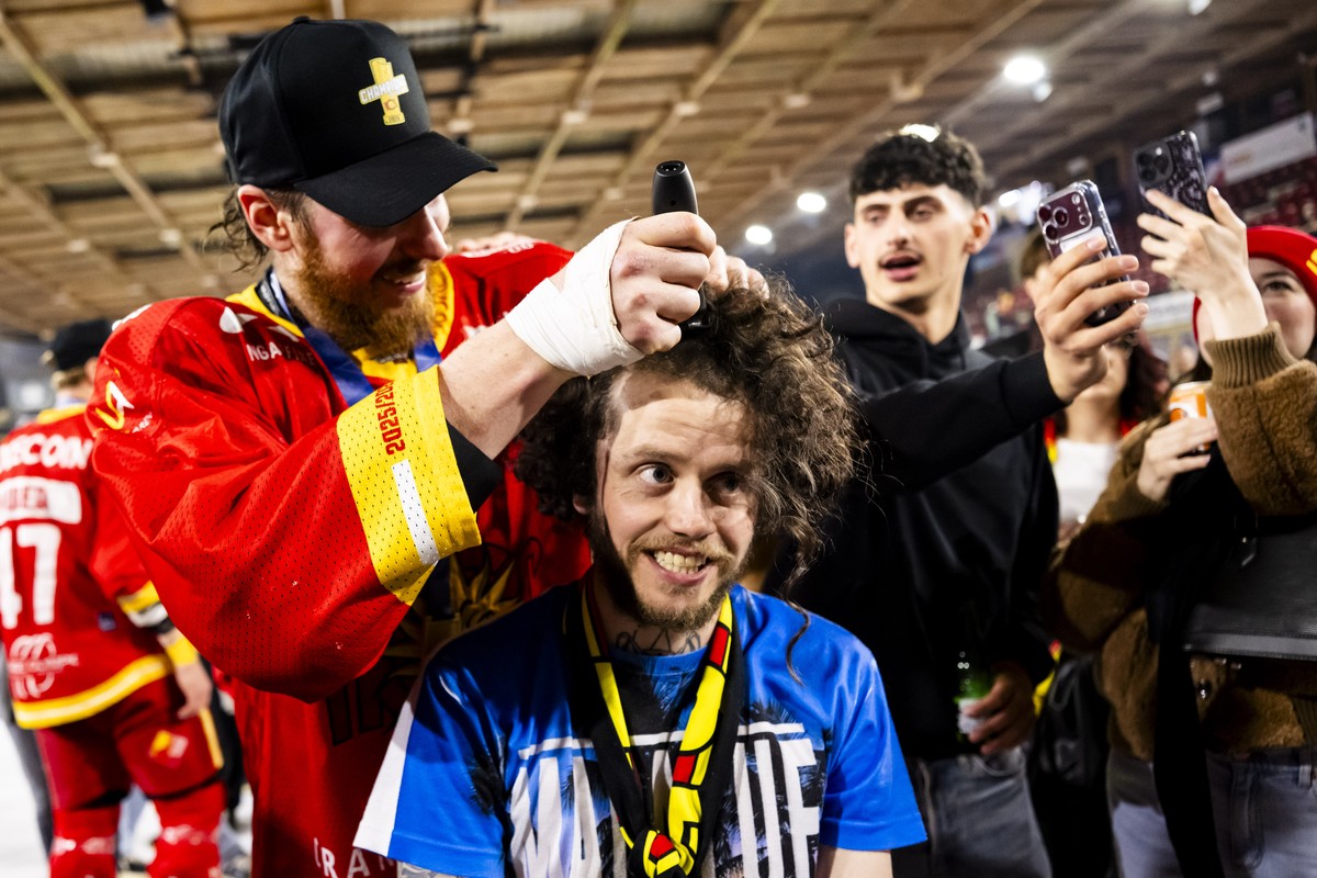 Tyler Higgins (HCS) coupe les cheveux d'un supporter apres le titre de champion Swiss League lors de lacte 5 de la finale des Play-off de Swiss League de hockey sur glace entre le HC Sierre, (HC ...
