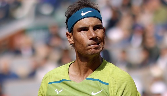 epa09984469 Rafael Nadal of Spain plays Felix Auger-Aliassime of Canada in their men?s fourth round match during the French Open tennis tournament at Roland ?Garros in Paris, France, 29 May 2022. EPA/ ...