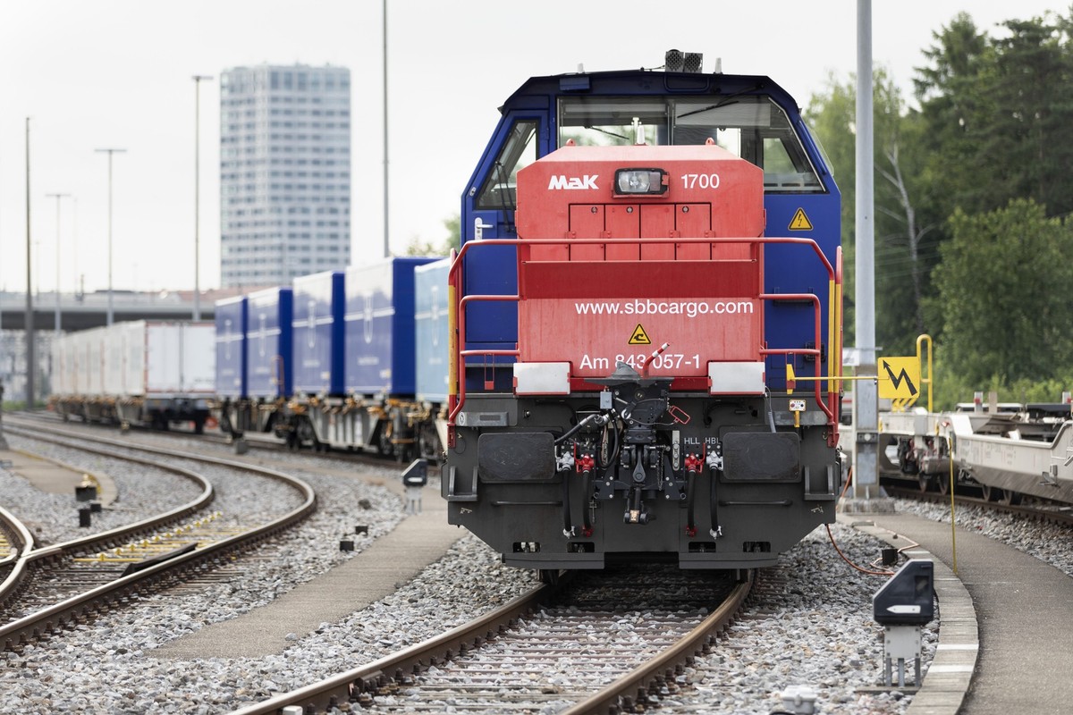 A Swiss Federal Railway cargo train with hybrid clutch at the transhipment terminal of Swiss Federal Railways Cargo in Dietikon, Switzerland, on June 21, 2019. (KEYSTONE/Gaetan Bally)

Eine SBB Cargo- ...