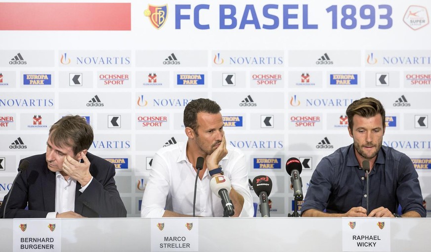 FCB-Praesident Bernhard Burgener, Sportdirektor Marco Streller und Cheftrainer Raphael Wicky, von links, sprechen waehrend der Medienkonferenz des FC Basel 1893 zum Saisonauftakt 2017/18 am Donnerstag ...