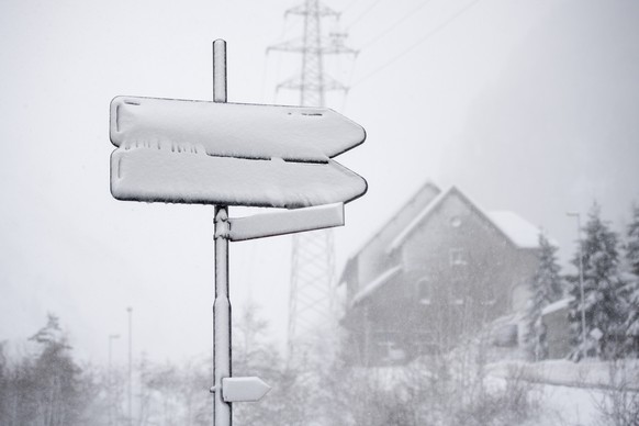 Die Strasse zwischen Goeschenen und Andermatt im Kanton Uri, hier vor dem Teufelstein, ist am Montag 14. Januar 2019 wegen einer Lawinengefahr bis auf weiteres geschlossen. In weiten Teilen des Schwei ...