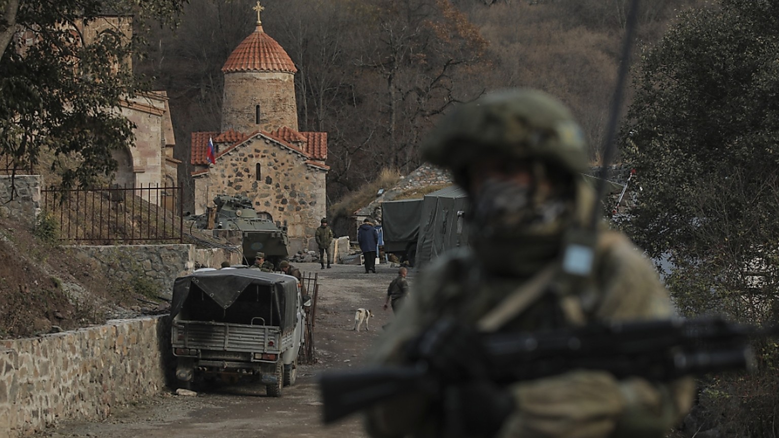 Ein Soldat aus Russland bewacht ein armenisches Kloster, nachdem eine Region in Berg-Karabach in aserbaidschanische Kontrolle