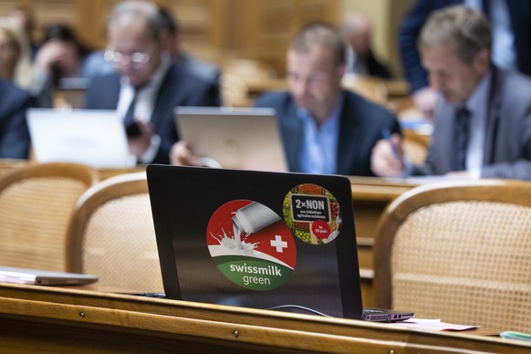 Ein swissmilk Aufkleber klebt auf einem Laptop eines SVP-Nationalrats, waehrend der Fruehlingssession der Eidgenoessischen Raete, am Dienstag, 8. Maerz 2022, im Nationalrat in Bern. (KEYSTONE/Peter Kl ...