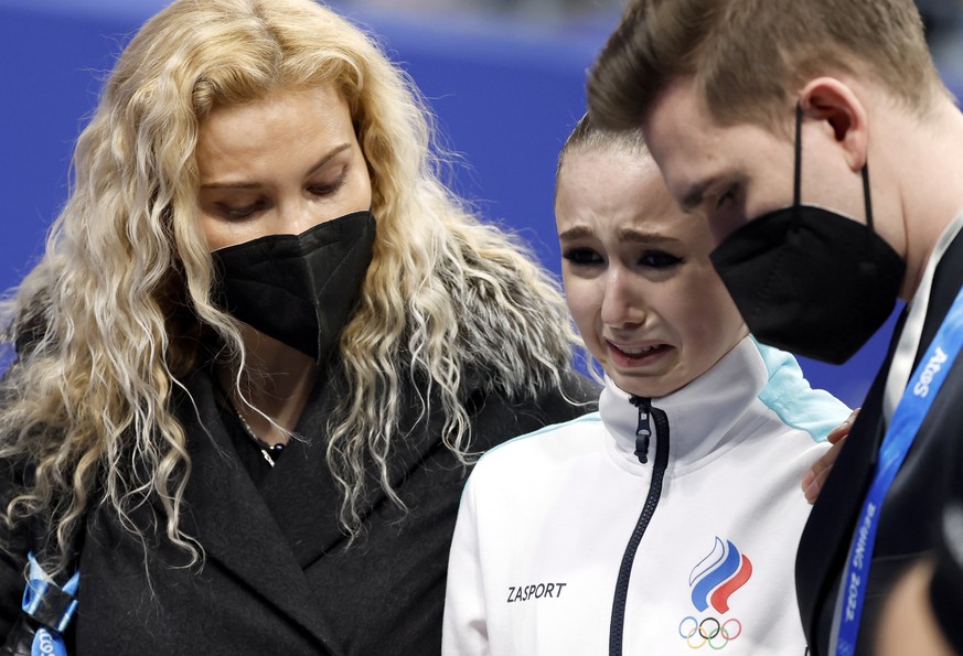 epa09766728 Kamila Valieva (C) of Russian Olympic Committee cries next her coach Eteri Tutberidze (L) after the Women&#039;s Free Skating of the Figure Skating events at the Beijing 2022 Olympic Games ...