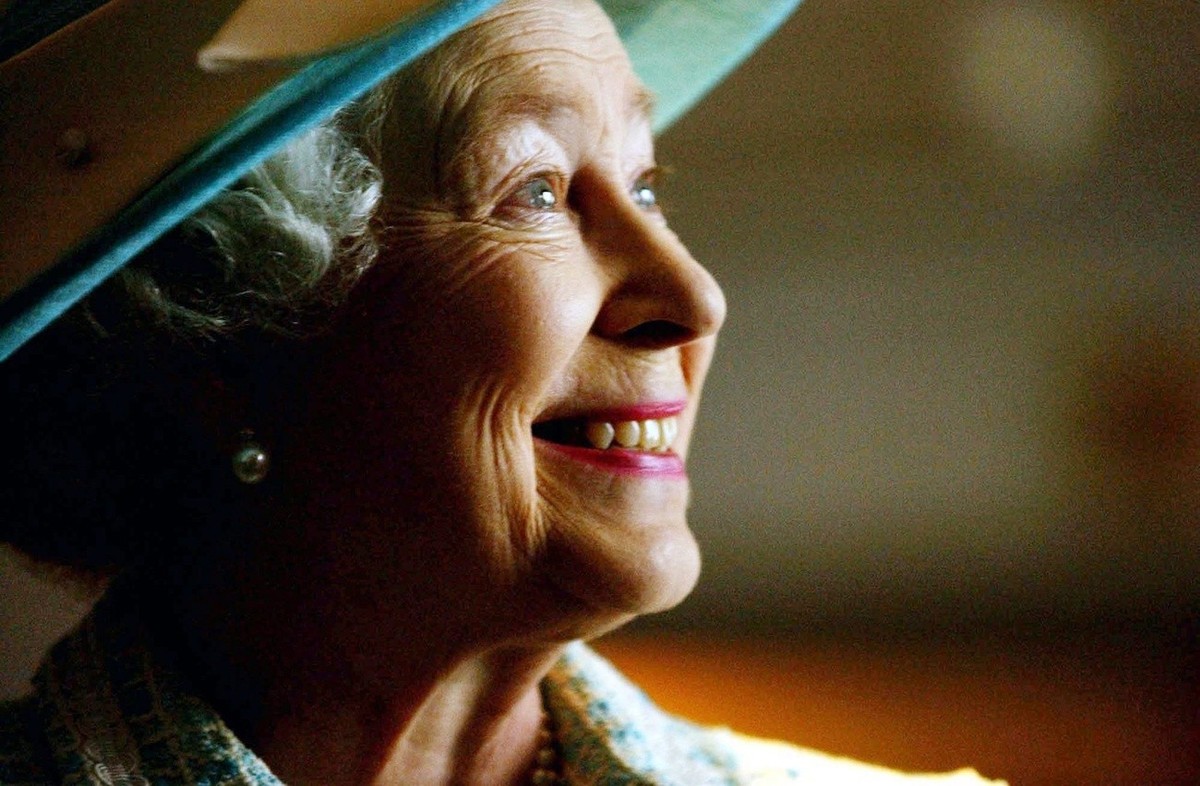 Queen Elizabeth II meets British Airways dignitaries during a visit to Heathrow Airport, Friday May 7, 2004, to mark the 10th anniversary of UNICEF and British Airways' Change for Good programme. ...