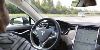 Tesla schränkt Autopilot massiv ein – Besitzer laufen Sturm