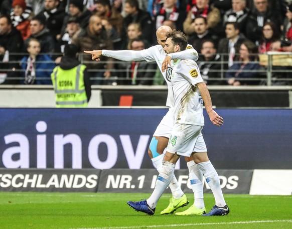 epa07204300 Wolfsburg&#039;s Admir Mehmedi (R) is congratulated by a teammate after scoring a goal during the German Bundesliga soccer match between Eintracht Frankfurt and VfL Wolfsburg in Frankfurt  ...